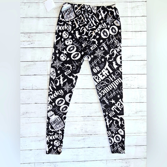 Two Left Feet Halloween Spooky Black & White Butter Soft Leggings Graphics - Picture 3 of 9